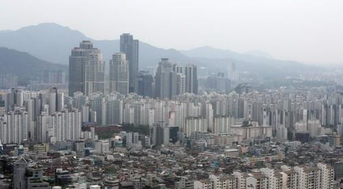 정부가 집값 과열시 추가 대책을 바로 내놓겠다고 밝혀 주택 시장이 촉각을 곤두세우고 있다.<연합뉴스>